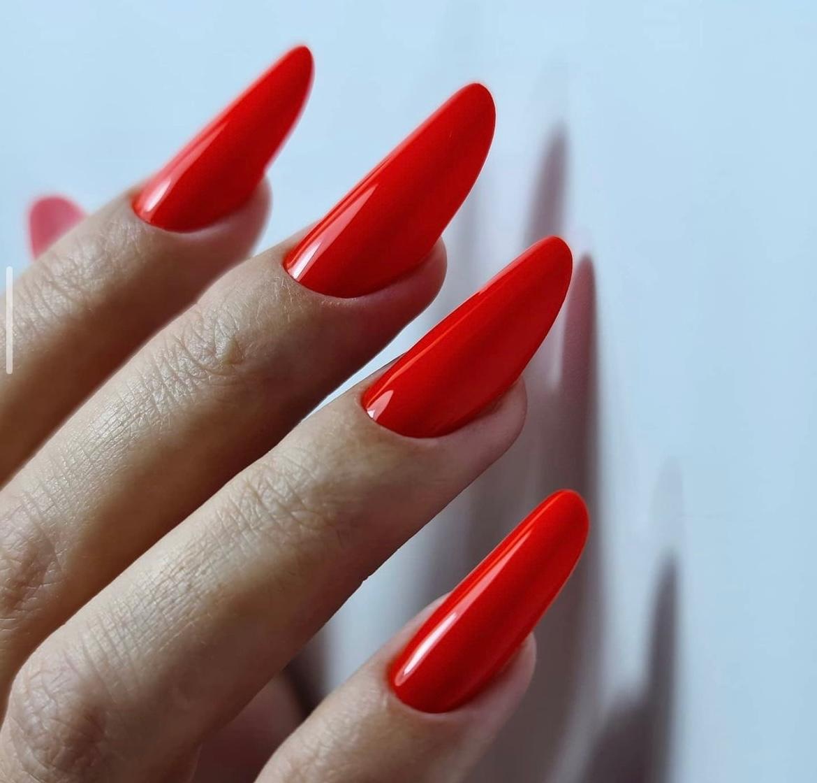 Unhas vermelhas stiletto