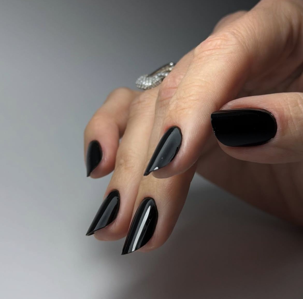 Unhas pretas almond