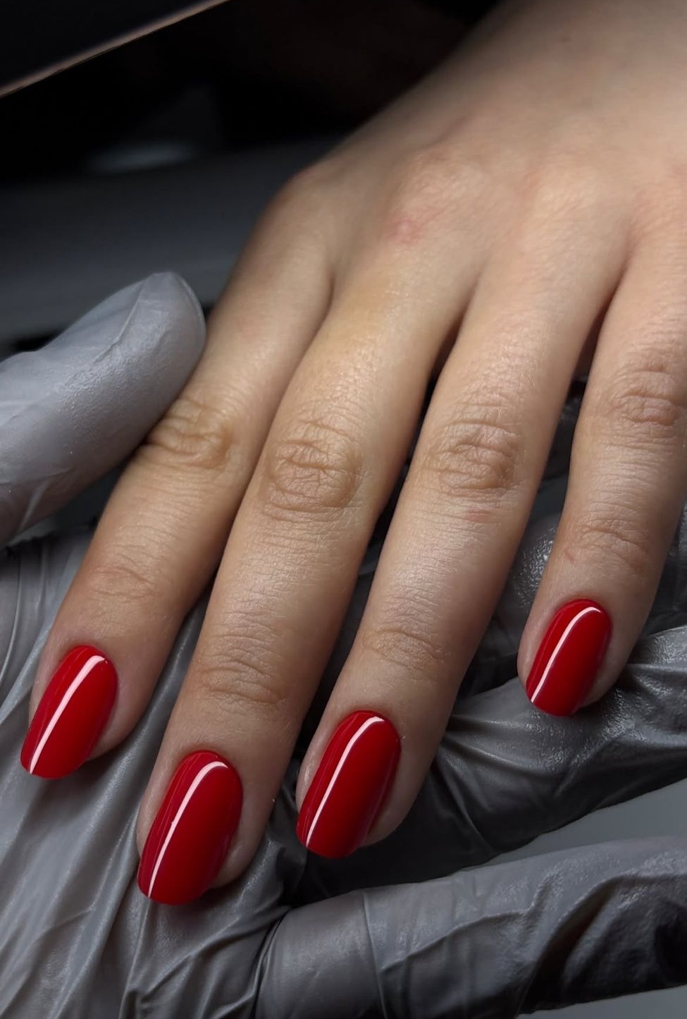 Unhas vermelhas curtas