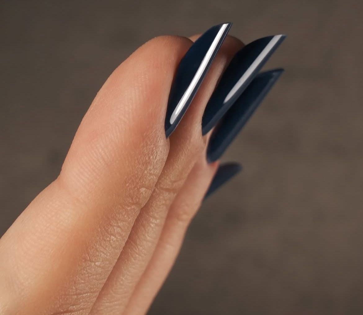 Detalhe unhas azuis