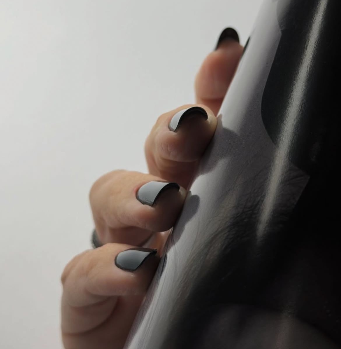 Detalhe unhas escuras