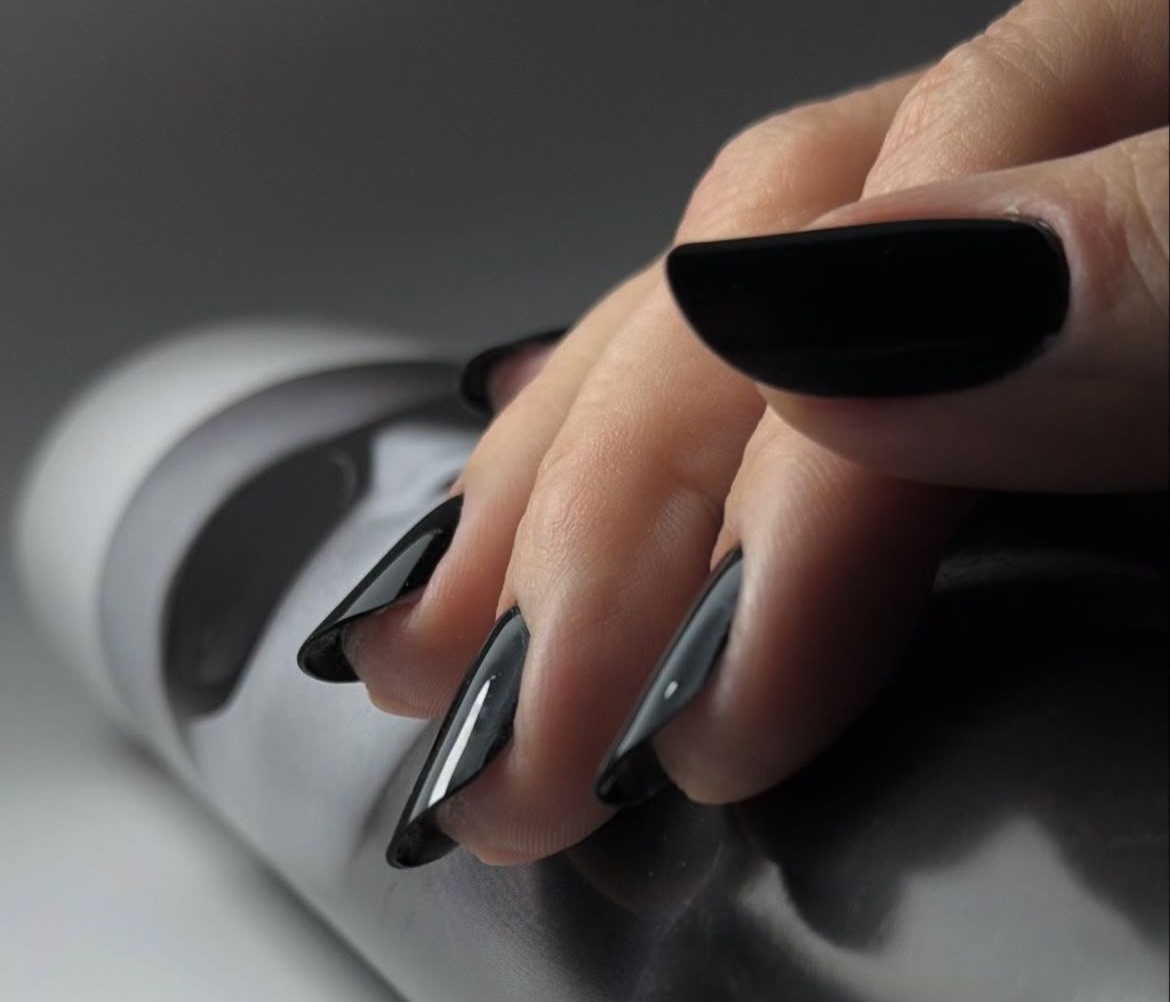 Unhas pretas longas